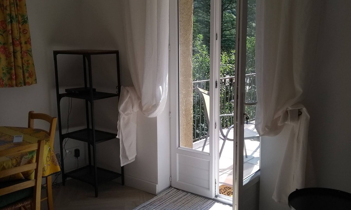 Reynes Apartment | La Petite Grange 1-bed apartment with sunny terrace. Pool & Garden