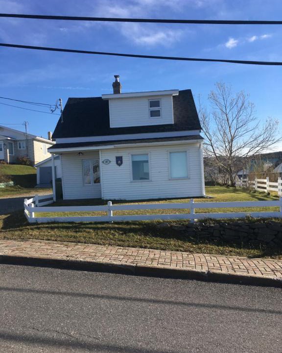 Sainte-Anne-des-Monts House | La petite maison sur la côte