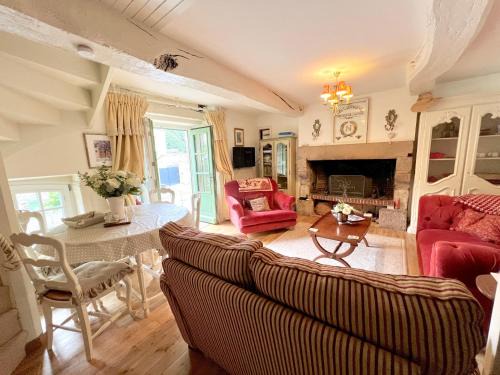 Lanvallay House | La Petite Madeleine is a Charming 2 Bedroom Pet Friendly Gite situated on Dinan Port