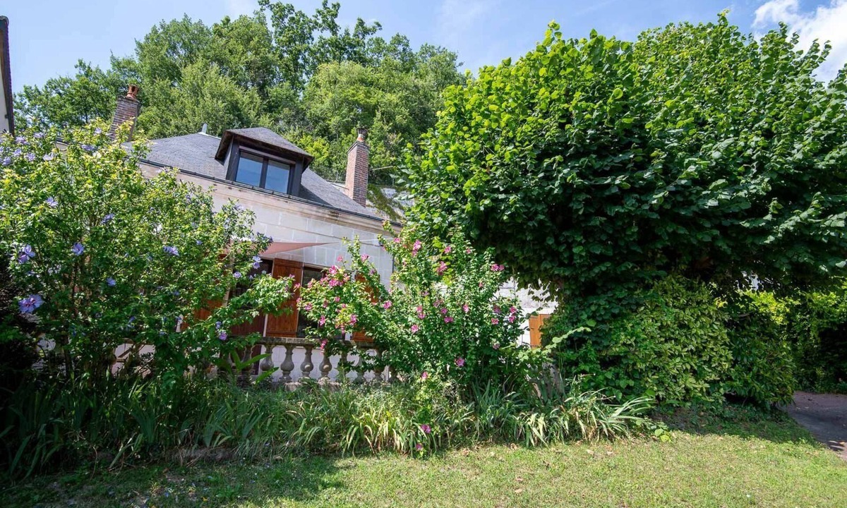 Nazelles-Negron House | La petite maison sur la colline