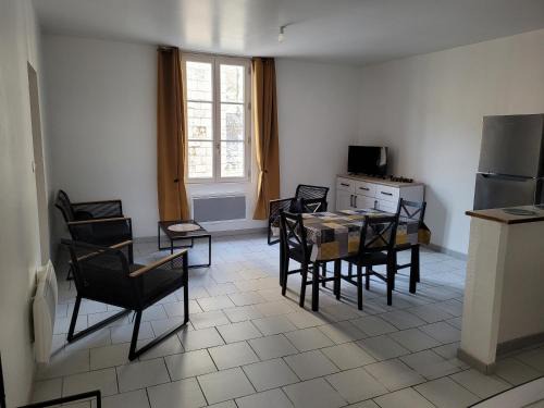 Le Puy-Notre-Dame Apartment | la petite montagne