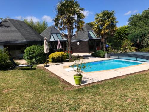 Theix-Noyalo House | La piscine