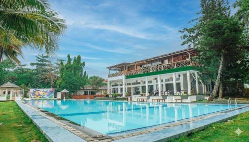 Cikakak Hotel | La Plage Beach Club