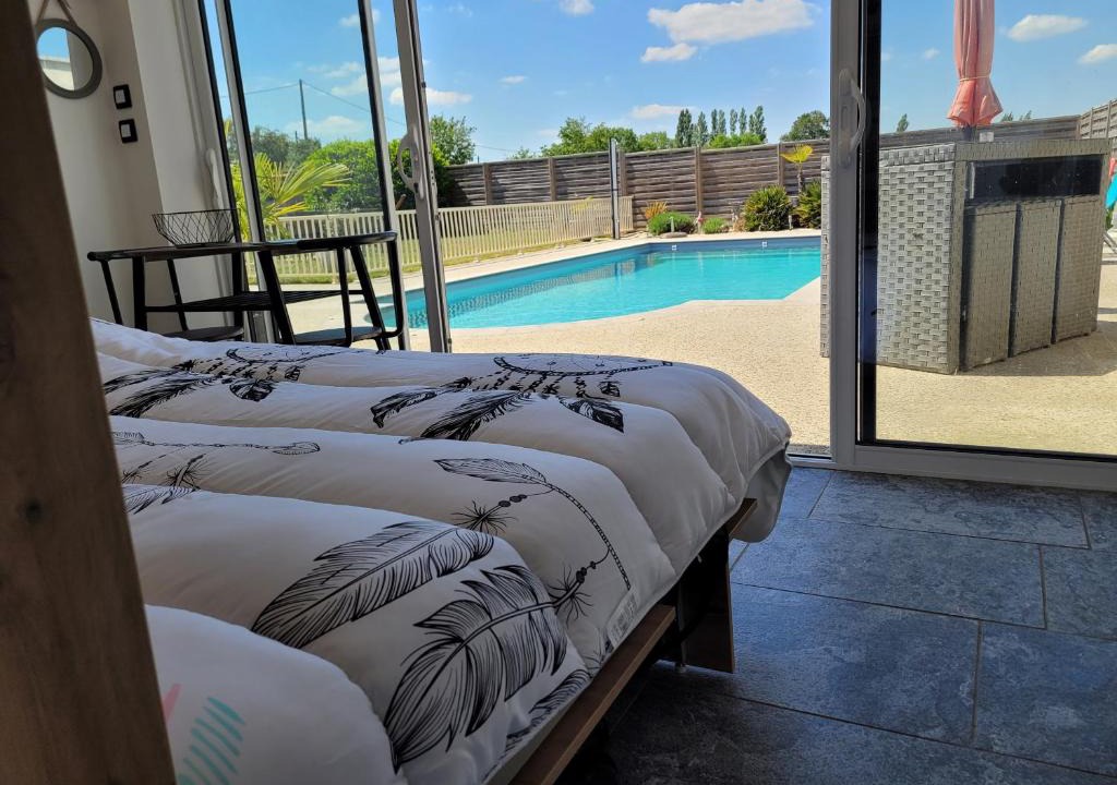 Saint-Aubin-du-Plain Bed & Breakfast | La pool house