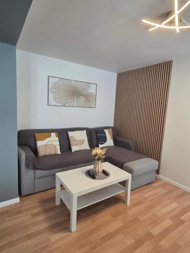 Terville Apartment | La porte rouge