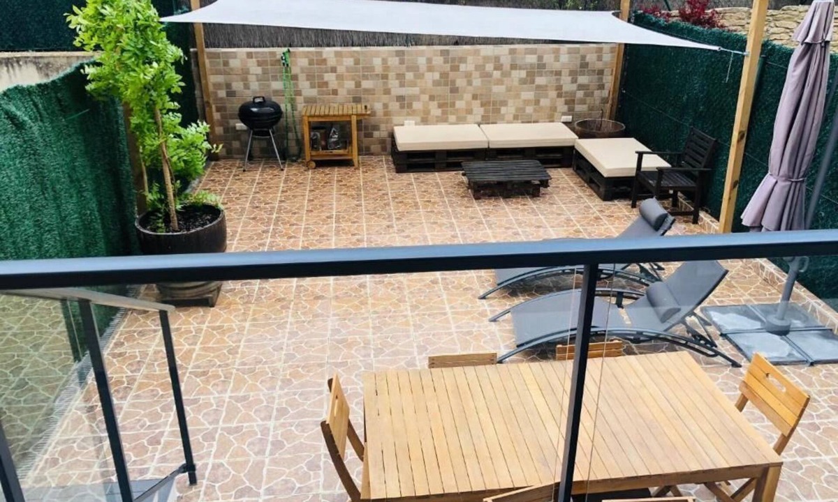 Viana House | La Puerta de Viana, with txoko, garage and swimming pool!