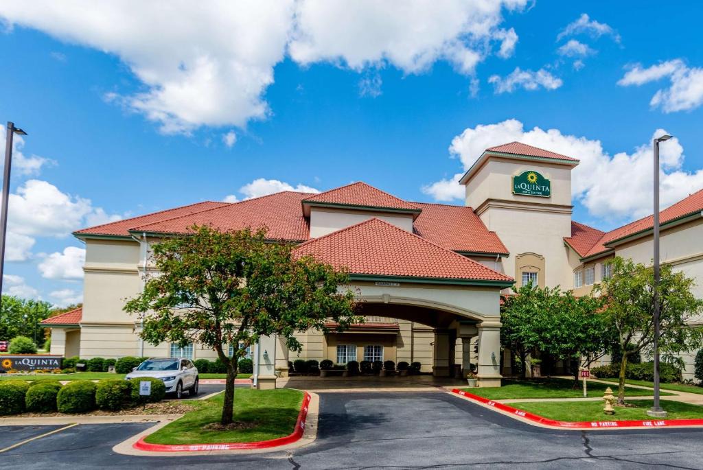 Bentonville Hotel | La Quinta by Wyndham Bentonville