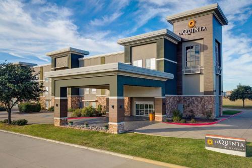 Forest Hill Hotel | La Quinta by Wyndham Ft. Worth - Forest Hill, TX