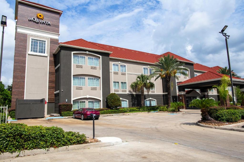 North Shore Hotel | La Quinta by Wyndham Houston East at Normandy