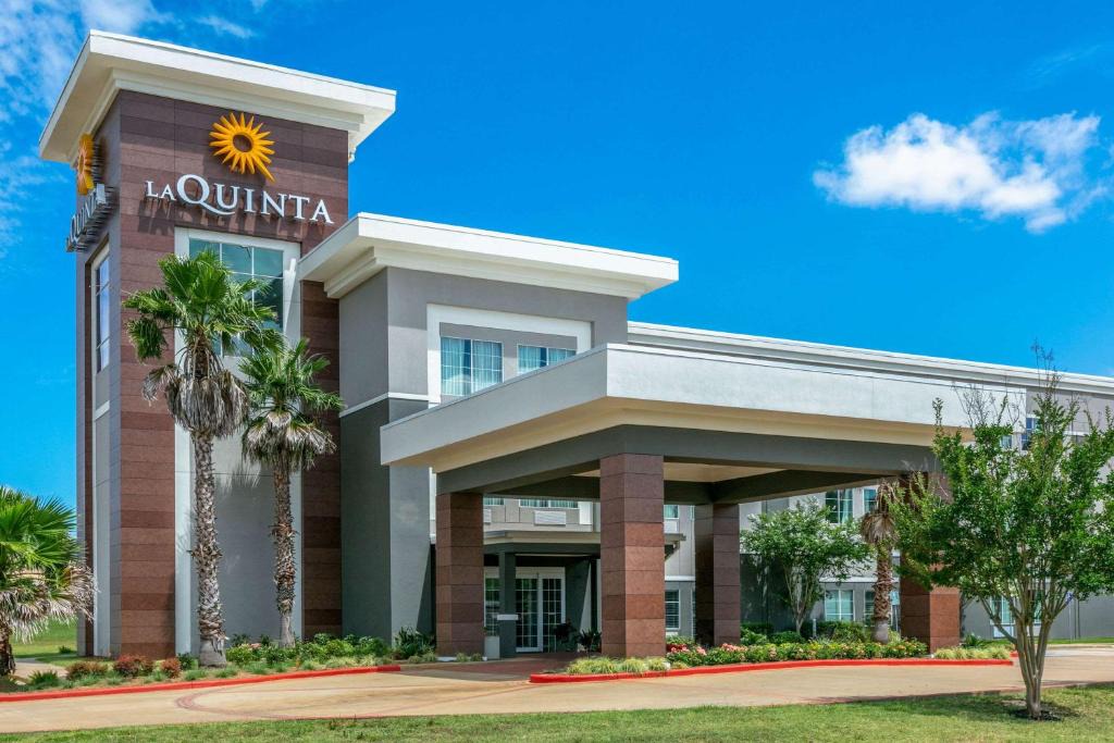 Jacksonville Hotel | La Quinta by Wyndham Jacksonville, Texas