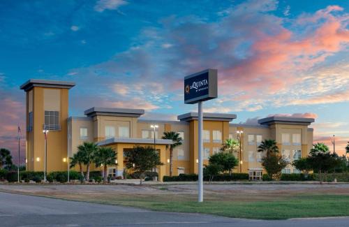 Pleasanton Hotel | La Quinta by Wyndham Jourdanton - Pleasanton