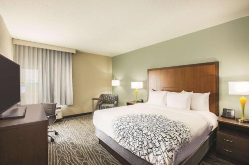 Greenwich Hotel | La Quinta by Wyndham Wichita Northeast