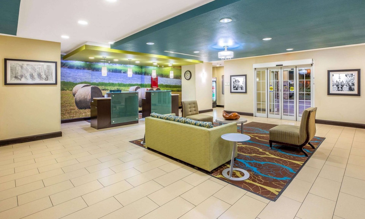 Floresville Hotel | La Quinta Inn & Suites by Wyndham Floresville