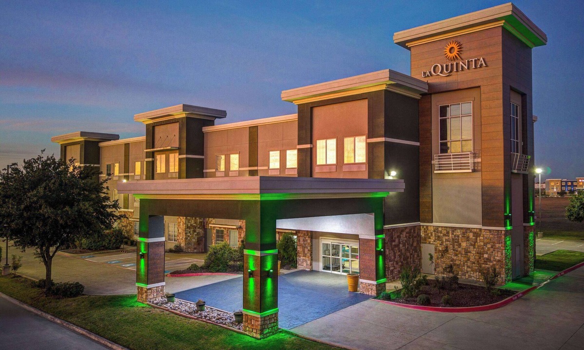 Forest Hill Hotel | La Quinta Inn & Suites by Wyndham Ft. Worth - Forest Hill TX
