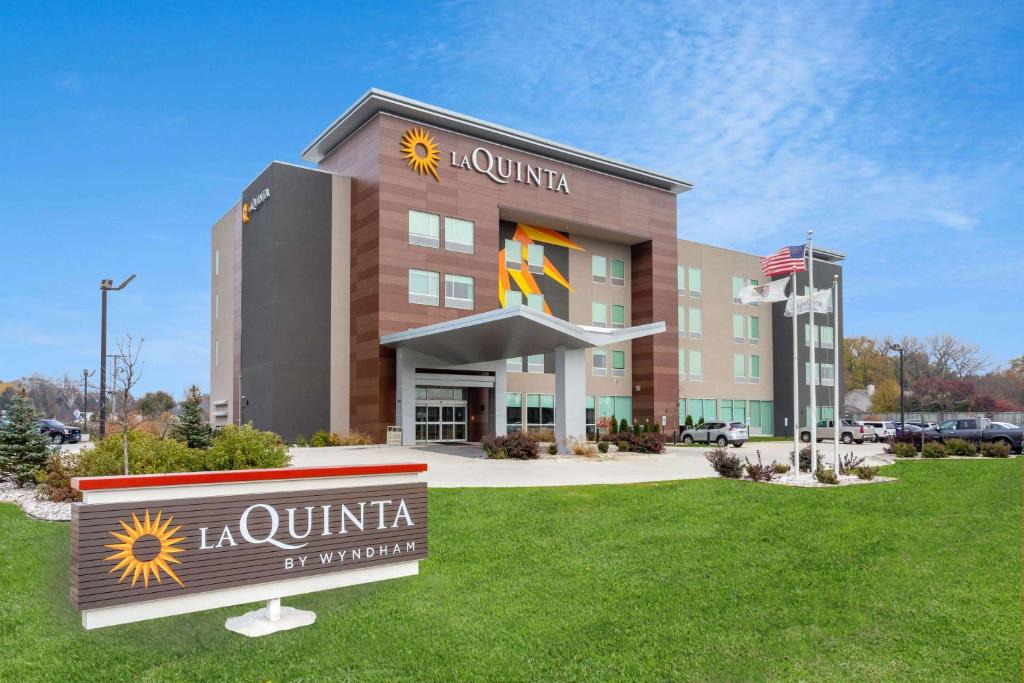 Joliet Hotel | La Quinta Inn & Suites by Wyndham Shorewood