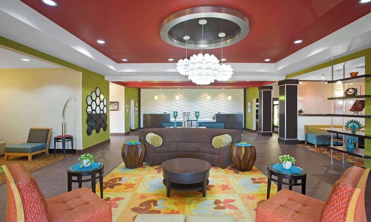 Pearsall Hotel | La Quinta Inn & Suites by Wyndham Pearsall