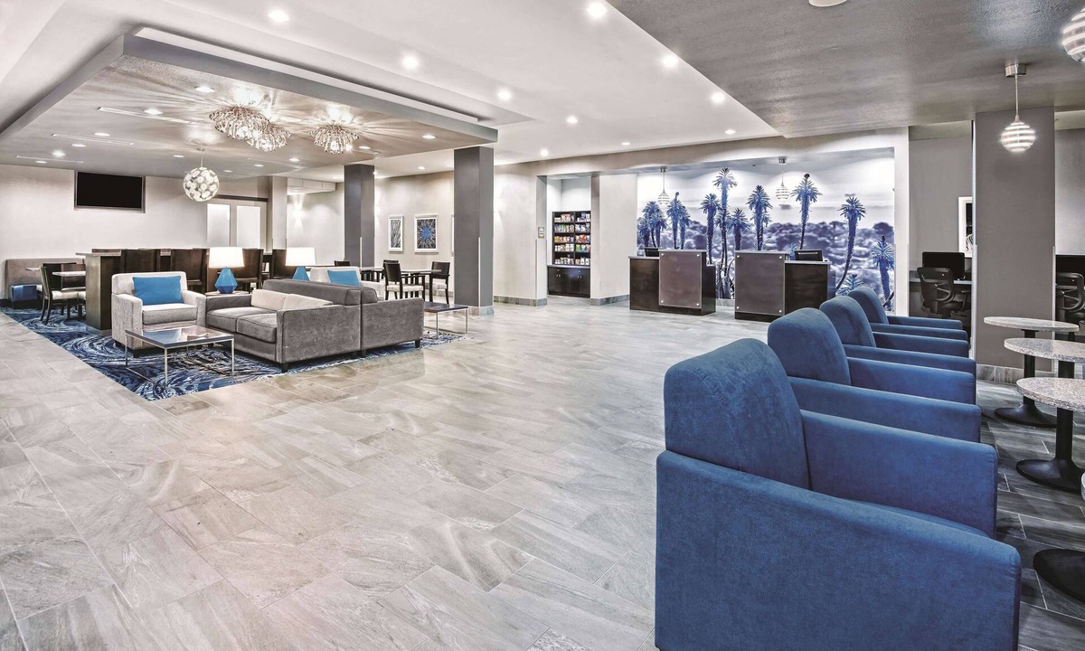 Victoria Hotel | La Quinta Inn & Suites by Wyndham Victoria - South