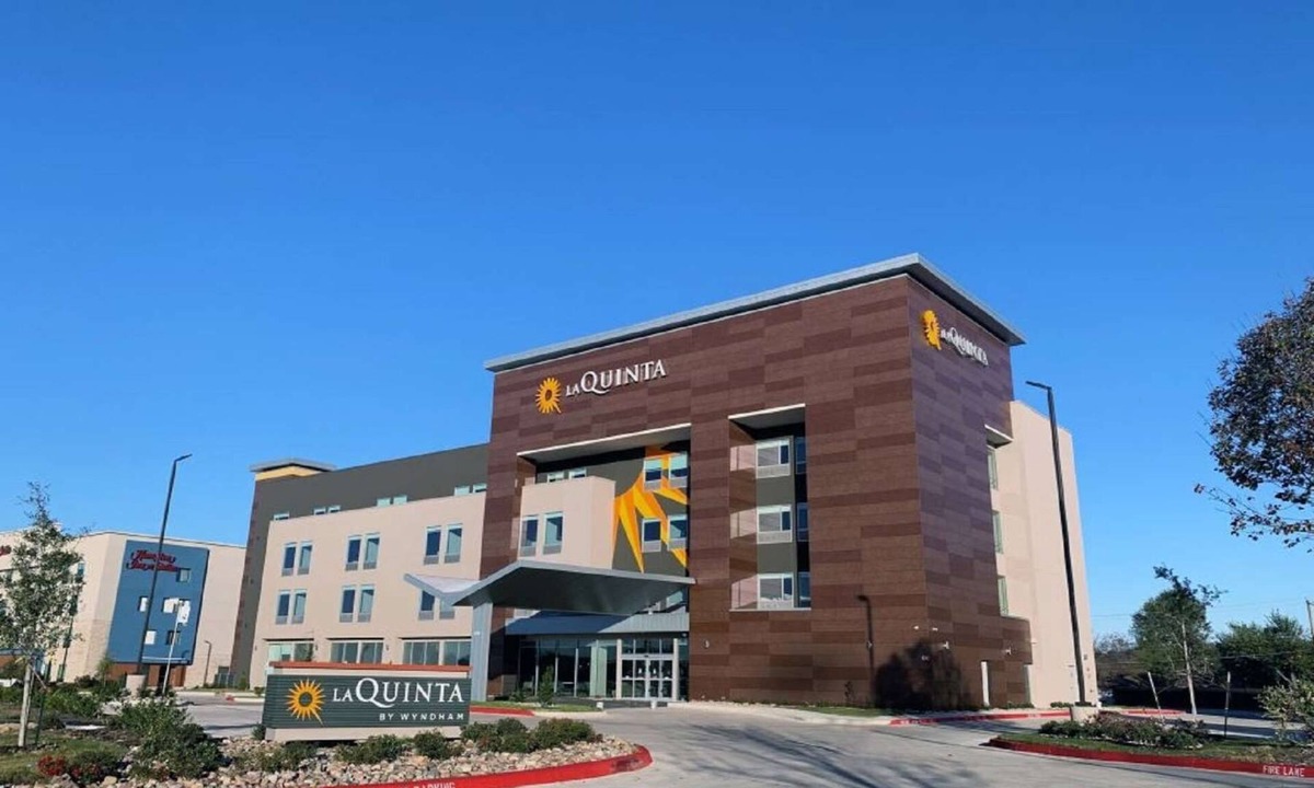 White Rock Hills Hotel | La Quinta Inn & Suites by Wyndham Dallas/Fairpark