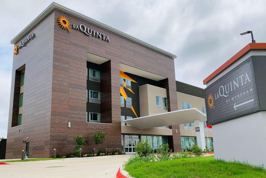 Red Oak Hotel | La Quinta Inn & Suites by Wyndham - Red Oak TX IH-35E