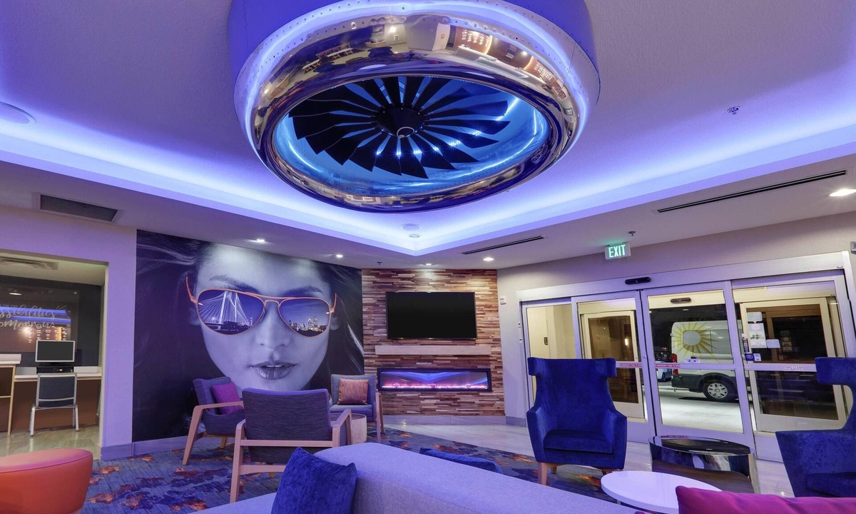 Dallas Hotel | La Quinta Inn & Suites by Wyndham Dallas Love Field