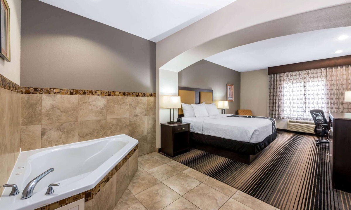 Orange Hotel | La Quinta Inn & Suites by Wyndham Orange