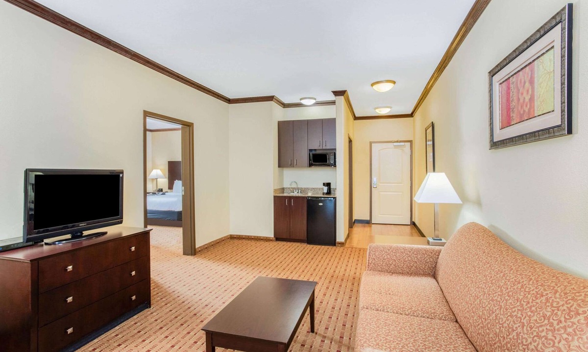 Ennis Hotel | La Quinta Inn & Suites by Wyndham Ennis