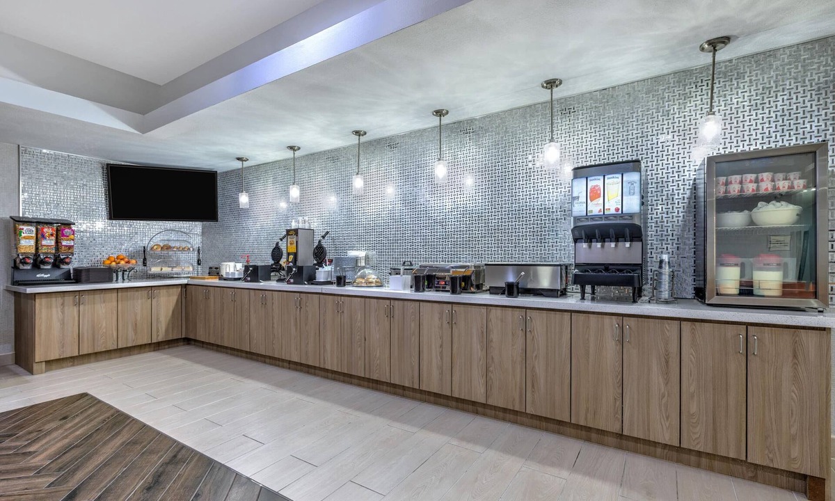 Paris Hotel | La Quinta Inn & Suites by Wyndham Paris