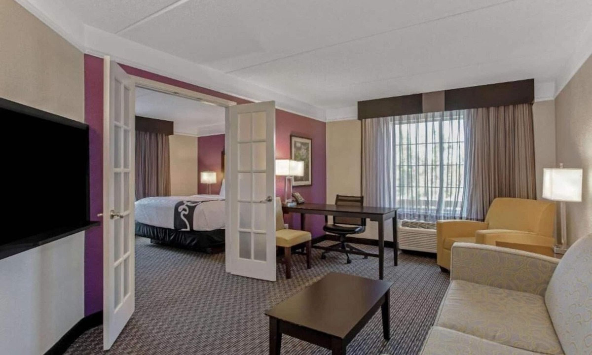 Airport North Hotel | La Quinta Orlando | King Suite | Sofa Bed | Free Breakfast & Shuttle | Pool
