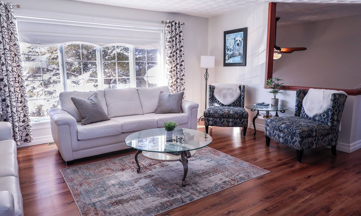 Cochrane House | La Residence - Executive Home w Heated Garage