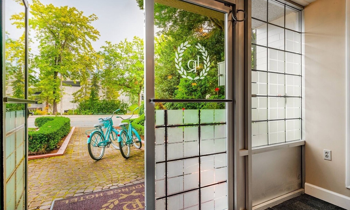 Northwest Bellevue Hotel | La Residence Suite Hotel