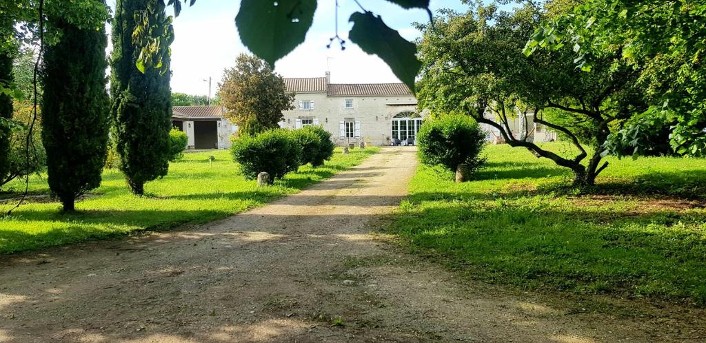 Neuvicq-le-Chateau Bed & Breakfast | La Revêtizon