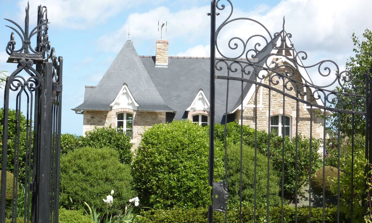 Saint-Jacut-de-la-Mer House | La Richardais. Beautiful recent Dinardaise