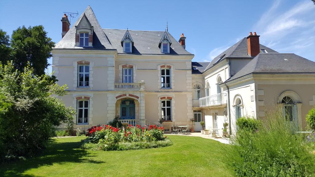 Neuville-de-Poitou Bed & Breakfast | La Roseraie