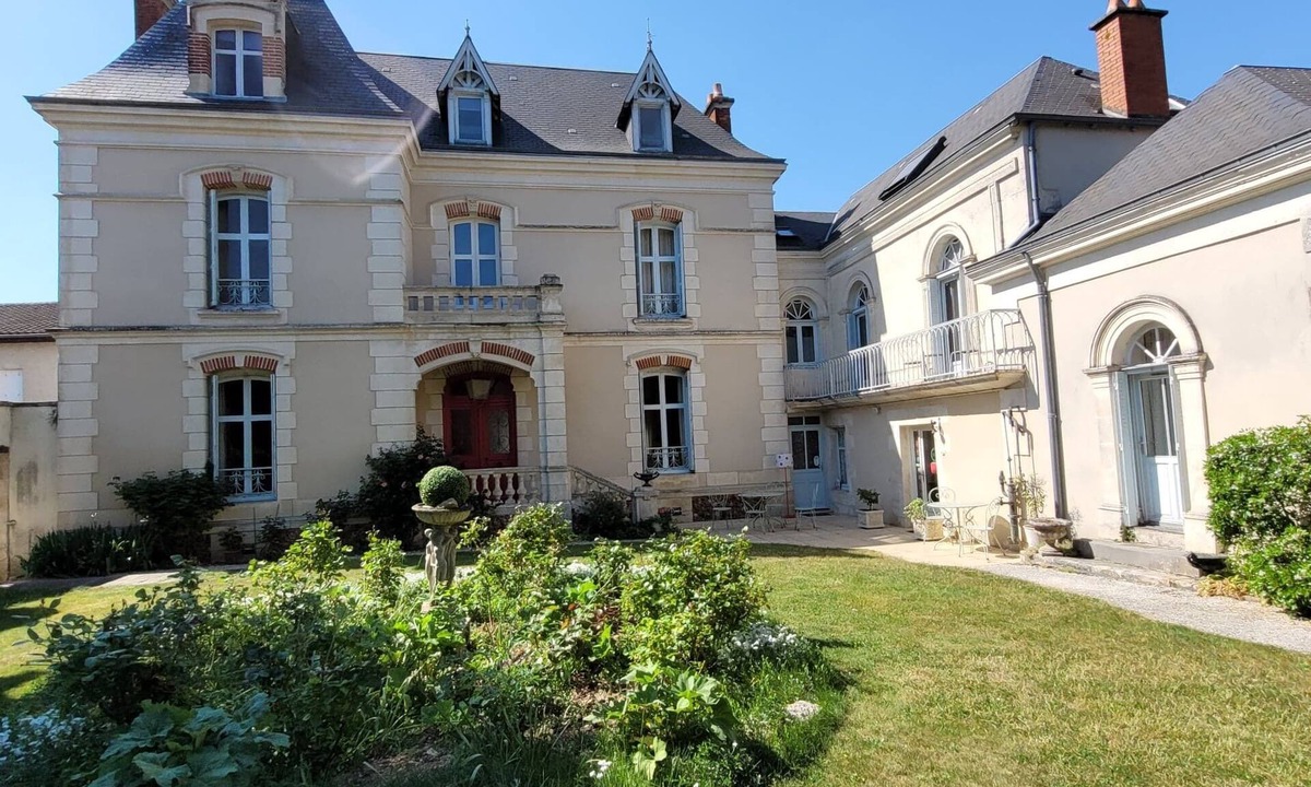 Neuville-de-Poitou House | La Roseraie