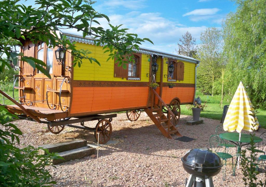 La Hoguette Bed & Breakfast | La roulotte de Pommette et Billy - Larès