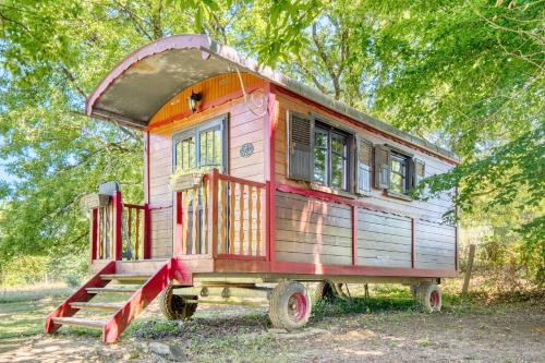 Monsac House | La Roulotte Rouge