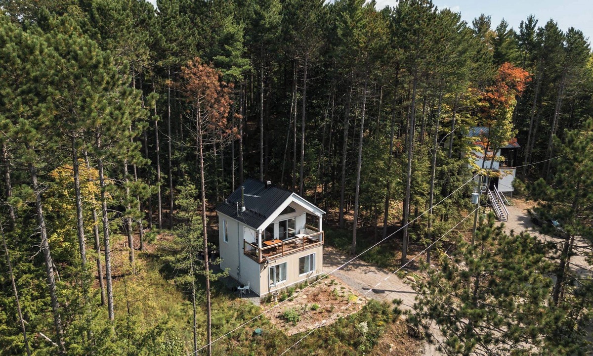 Sainte-Beatrix Apartment | La Selva - Intimate getaway & river access