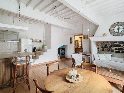 Notre-Dame-de-la-Rouviere House | la source fraiche