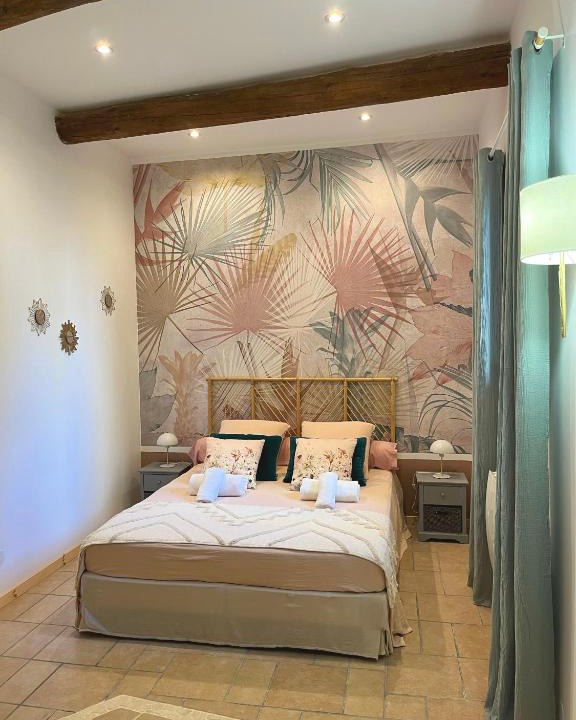 Saint-Saturnin-de-Lucian Apartment | La Source