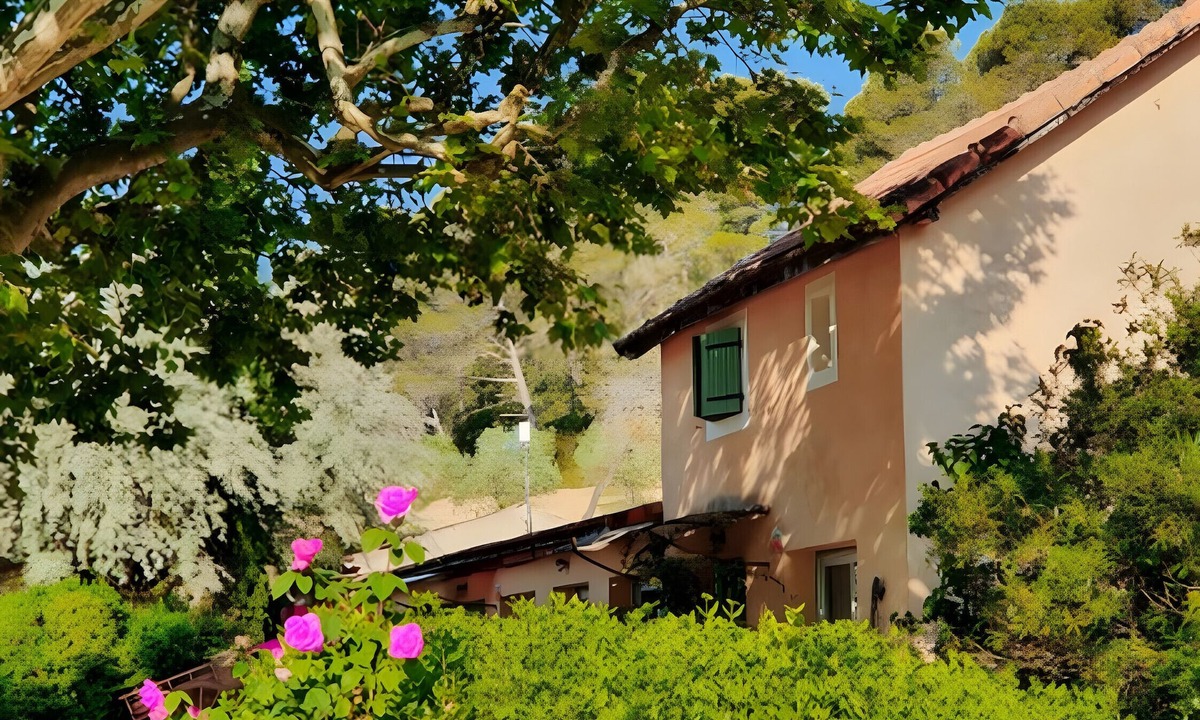 Villelaure House | 'La Source' with Mountain View, Shared Pool and Wi-Fi