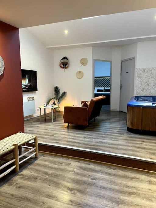 Muret Apartment | La suite, avec jacuzzi & sauna