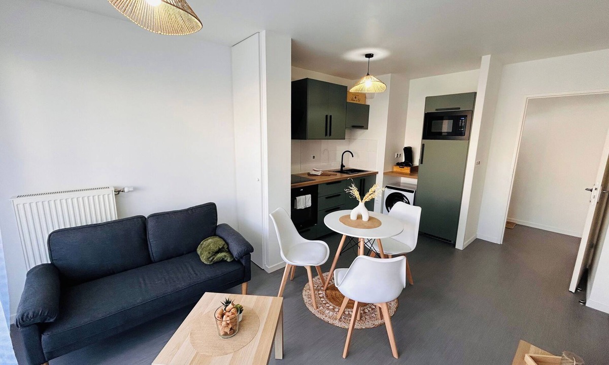 Bezannes Apartment | La Suite Bezannes | Parking | Balcon