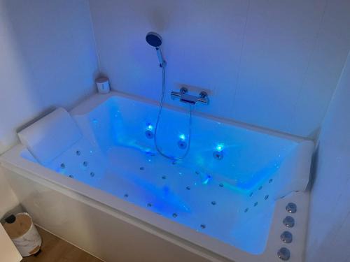 Gradignan House | La suite de cœurs avec jacuzzi
