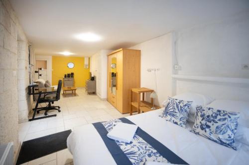 Villefranche-de-Rouergue Apartment | La suite d'Amanda-wifi-jardin NO KITCHEN