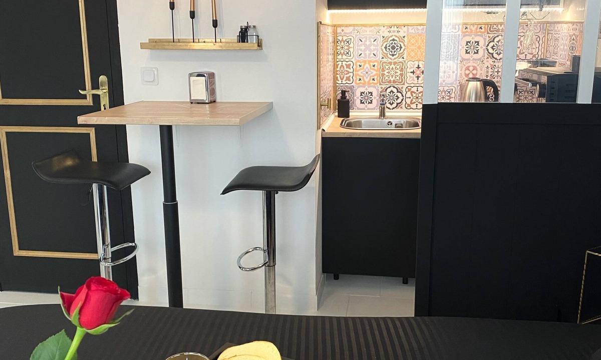 Fere-en-Tardenois Apartment | La Suite Nocturne