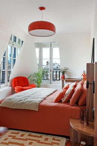Saint-Merri Apartment | la suite rouge du marais