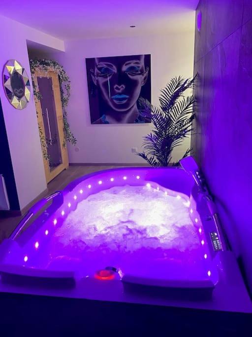 Saint Nicolas - Charles III - Ville vieille - Trois Maisons - Leopold Apartment | La Suite Saphir – spa privatif