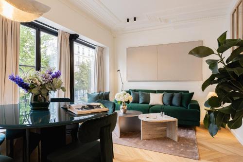 Quartier de la Folie-Mericourt Apartment | La Suite - Voltaire II - 2 bedrooms with AC