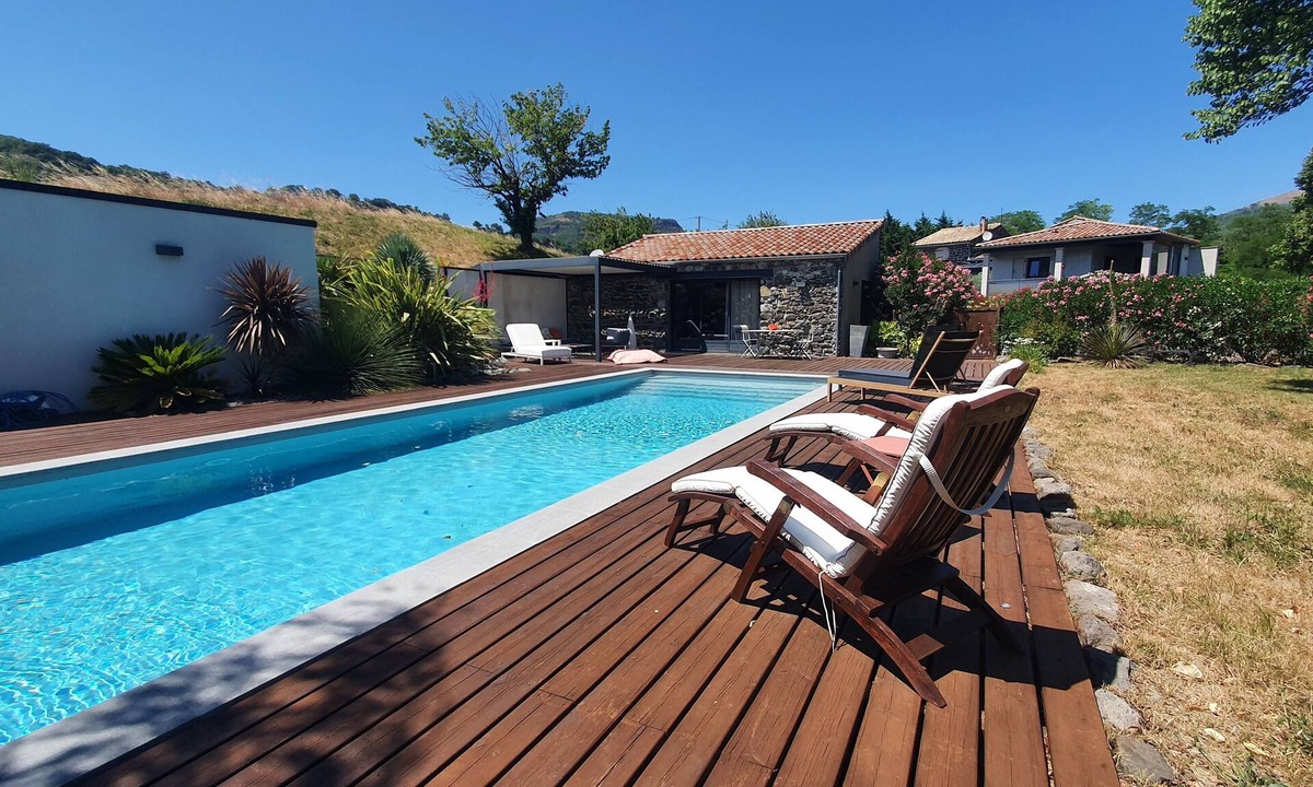 Saint-Vincent-de-Barres Apartment | La Terrasse: breathtaking view and heated swimming pool