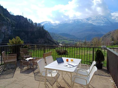 Escarrilla Apartment | La Terraza de Escarrilla, con piscina